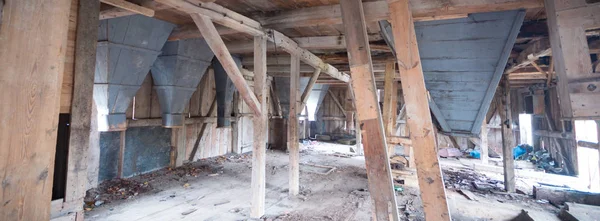 Çok kirlenmiş endüstriyel bir fabrikanın kalıntıları, sanayi serisi.