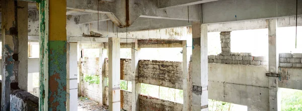 Çok kirlenmiş endüstriyel bir fabrikanın kalıntıları, sanayi serisi.