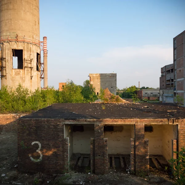 Çok kirlenmiş endüstriyel bir fabrikanın kalıntıları, sanayi serisi.