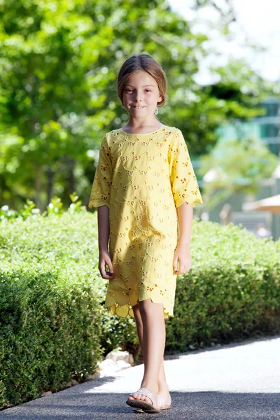 Retrato de menina feliz ter bom tempo no ambiente de verão — Fotografia de Stock