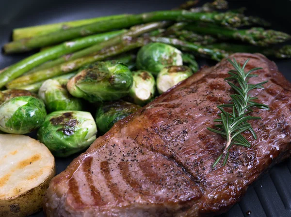 Закрыть вид на красивый свежий стейк с овощами — стоковое фото