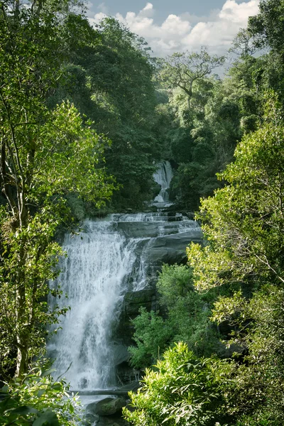 A Doiinthanon nemzeti park, a thaiföldi Chiang Mai Mae Ya-vízesés — Stock Fotó