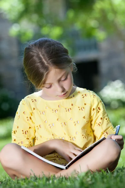 Retrato de menina feliz ter bom tempo no ambiente de verão — Fotografia de Stock