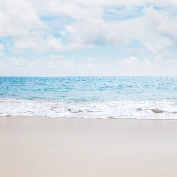 Blick auf schönen tropischen Strand mit weißem Sand und blauem Wasser — Stockfoto