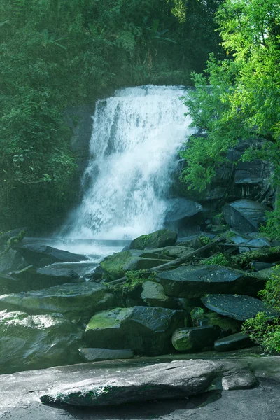 Cachoeira Mae Ya no Parque Nacional DoiInthanon em Chiang Mai Tailândia — Fotografia de Stock