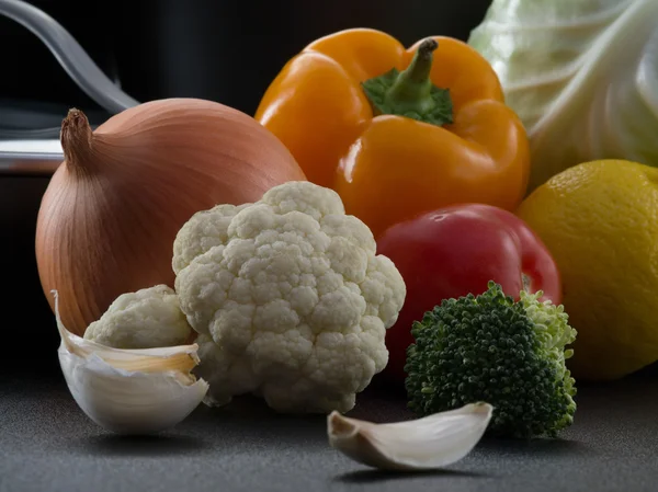Vista de cerca de las verduras frescas agradables en la espalda gris — Foto de Stock