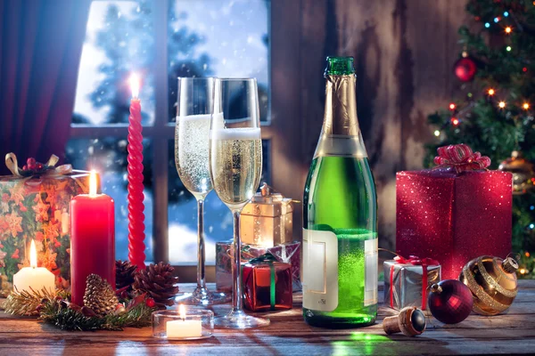 Champagner mit Kerzen und Geschenken auf Farbrückseite — Stockfoto