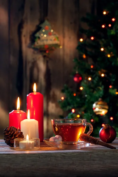 Černý čaj a svíčka na barvu zpět — Stock fotografie