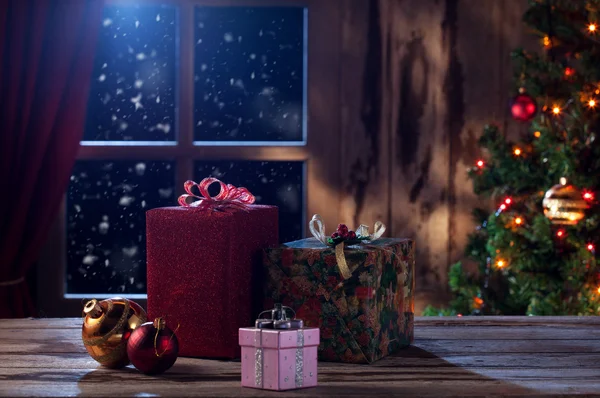 Scatole con regalo di Natale sul retro a colori — Foto Stock