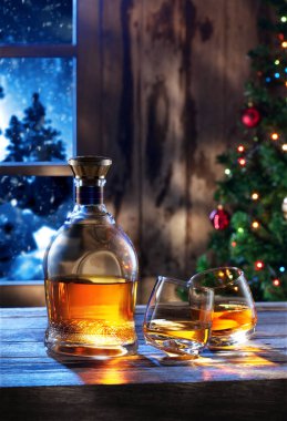  arka plan rengi üzerinde viskiyle iki bardak