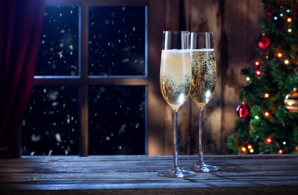 Dwie szklanki z szampanem na kolor z powrotem — Zdjęcie stockowe
