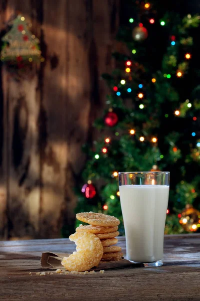 Стакан молока с печеньем на спине — стоковое фото