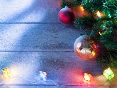 Işıklı Noel ağacına grubunu ahşap görünümü kadar geri kapatın