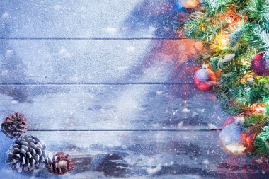 Işıklı Noel ağacı ve koniler görünümünü grubunu ahşap arka