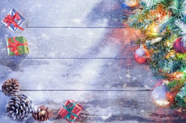 Işıklı Noel ağacı ve hediye kutuları görünümünü grubunu ahşap arka