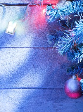 Işıklı Noel ağacına grubunu ahşap görünümü kadar geri kapatın