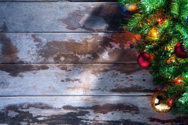 yaktı dekore edilmiş Noel ağacı ahşap arka görünümü