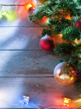 Işıklı Noel ağacına grubunu ahşap görünümü kadar geri kapatın