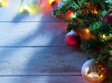 Işıklı Noel ağacına grubunu ahşap görünümü kadar geri kapatın