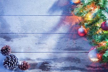 Işıklı Noel ağacı ve koniler görünümünü grubunu ahşap arka