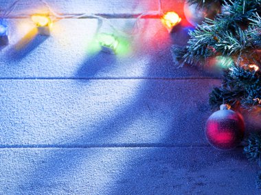 Işıklı Noel ağacına grubunu ahşap görünümü kadar geri kapatın