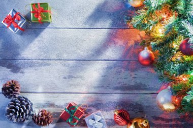 Işıklı Noel ağacı ve hediye kutuları görünümünü grubunu ahşap arka