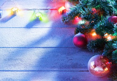 Işıklı Noel ağacına grubunu ahşap görünümü kadar geri kapatın