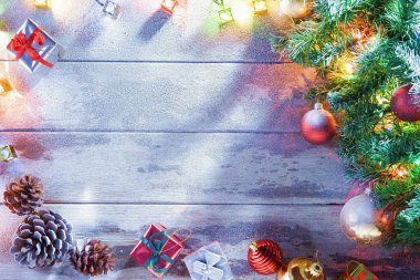 Işıklı Noel ağacı ve hediye kutuları görünümünü grubunu ahşap arka