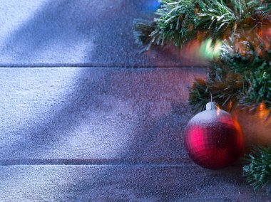 Işıklı Noel ağacına grubunu ahşap görünümü kadar geri kapatın