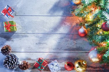 Işıklı Noel ağacı ve hediye kutuları görünümünü grubunu ahşap arka
