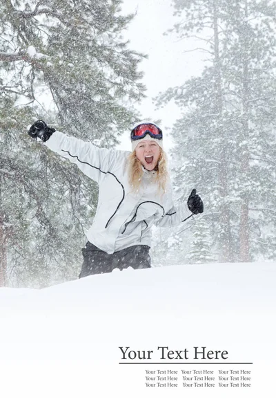 Portré, fiatal, gyönyörű nő a téli szabadtéri háttér. Banner, rengeteg helyet. — Stock Fotó