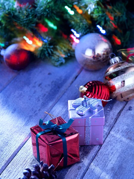 Närbild bild av upplyst julgran på insnöade trä tillbaka — Stockfoto