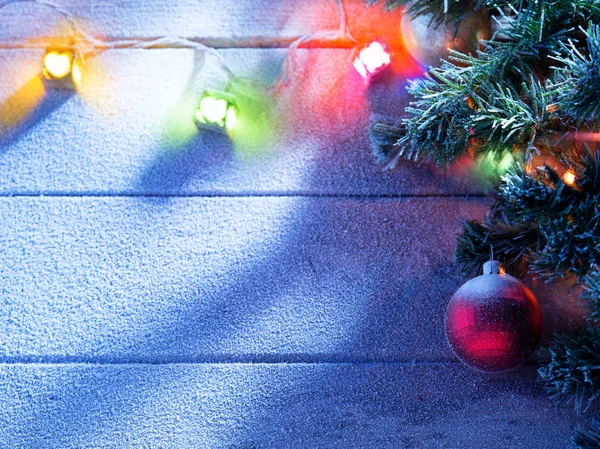 Zár-megjelöl kilátás-megvilágítású karácsonyfa Hófúvásából a fa vissza — Stock Fotó