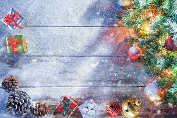 積雪の木の背部上のつけられたクリスマス ツリーとギフト ボックス表示 — ストック写真