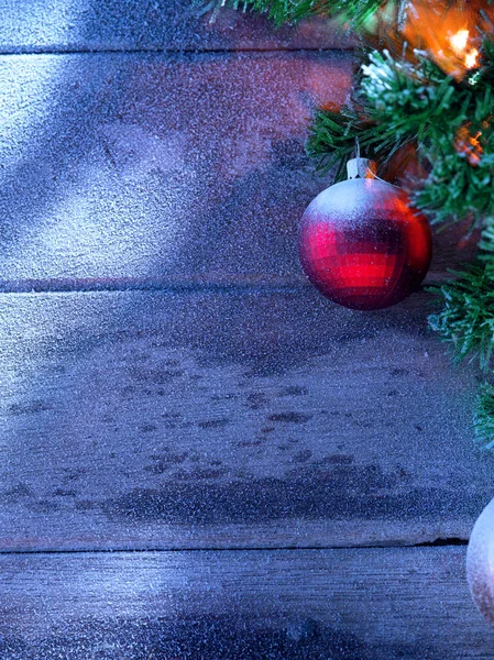Närbild bild av upplyst julgran på insnöade trä tillbaka — Stockfoto