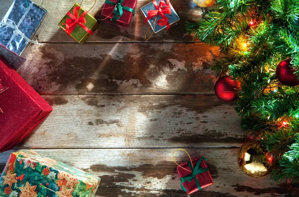 木の背部上のつけられたクリスマス ツリーとギフト ボックス表示 — ストック写真