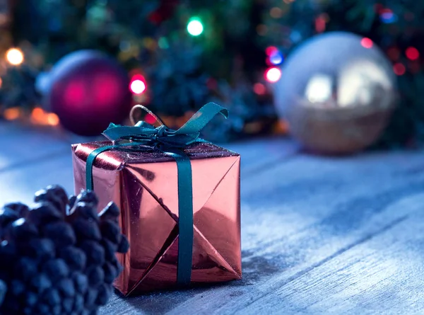 Vue rapprochée des coffrets cadeaux et de l'arbre de Noël sur le dos en bois — Photo