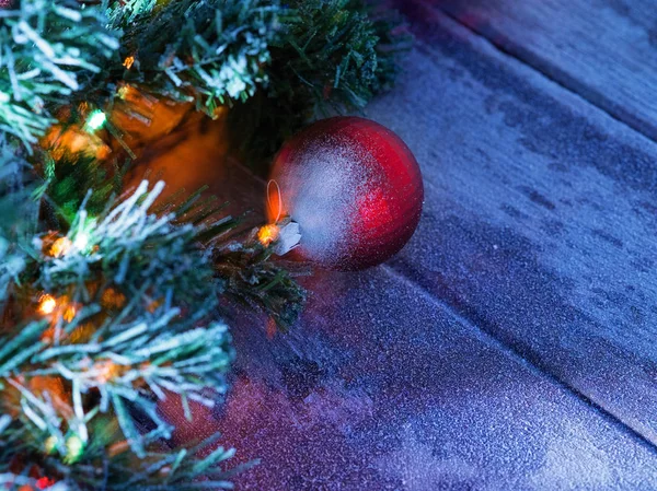 Zár-megjelöl kilátás-megvilágítású karácsonyfa Hófúvásából a fa vissza — Stock Fotó