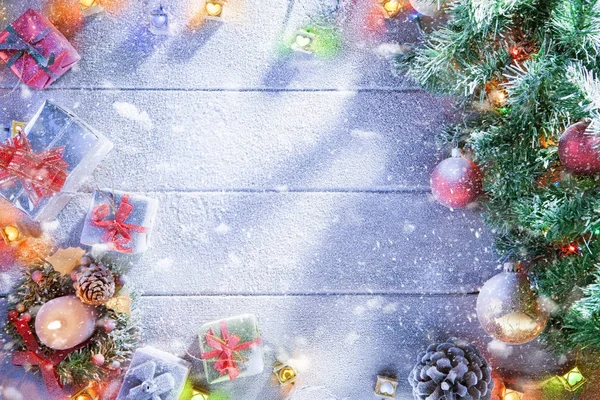 積雪の木の背部上のつけられたクリスマス ツリーとギフト ボックス表示 — ストック写真