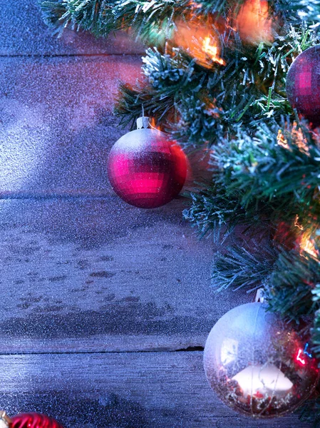 Işıklı Noel ağacına grubunu ahşap görünümü kadar geri kapatın