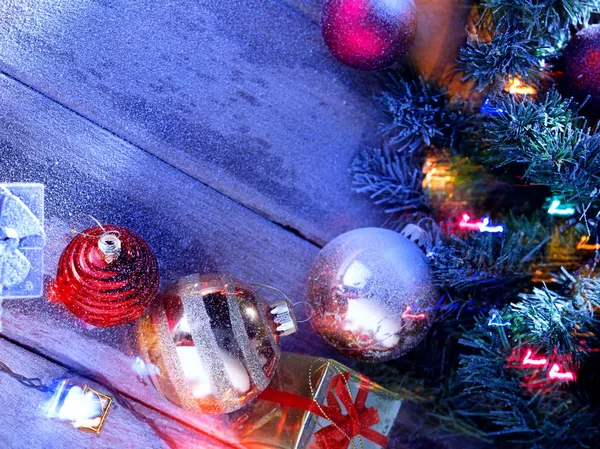 Kilátás a kivilágított karácsonyfa és díszdobozok Hófúvásából fahátfallal — Stock Fotó