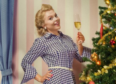 x-mas arifesinde Noel ağacının etrafında asılı güzel genç kadın portresi  