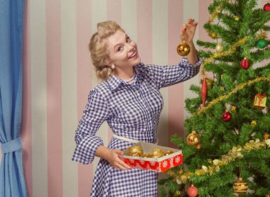 x-mas arifesinde Noel ağacının etrafında asılı güzel genç kadın portresi  