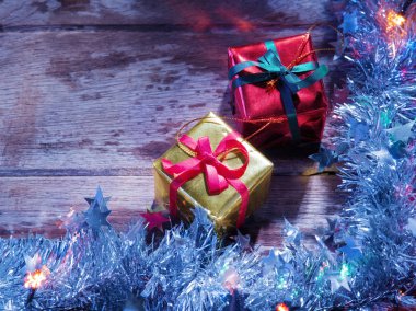 Noel ağacı garland, hediyeler ve ışıklar görünümünü ahşap arka kapatın