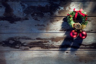 Noel ağacı oyuncaklar ve ışıklar görünümünü ahşap arka kapatın