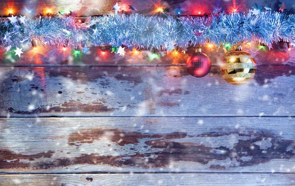 Zár megjelöl kilátás a karácsonyfa játékok és a fények a fahátfallal — Stock Fotó