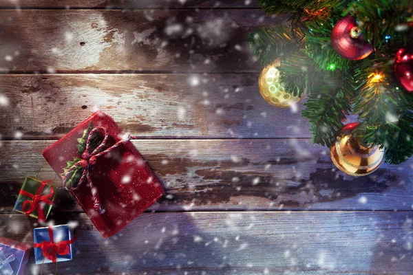 Stäng upp julgranen och gåvor på trä tillbaka — Stockfoto