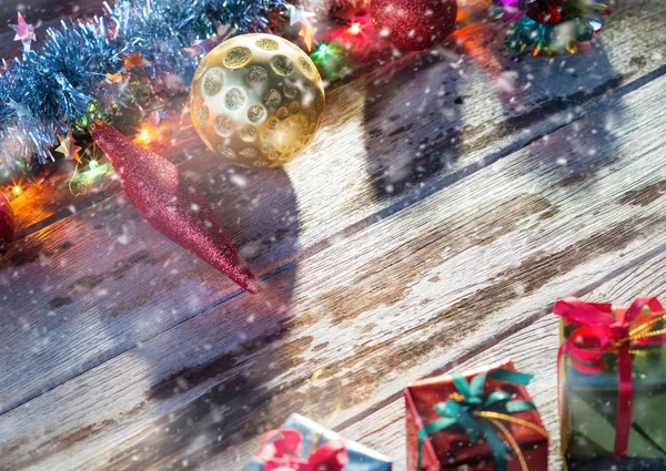 Zár megjelöl kilátás a karácsonyfa játékok és ajándékok a fa vissza — Stock Fotó