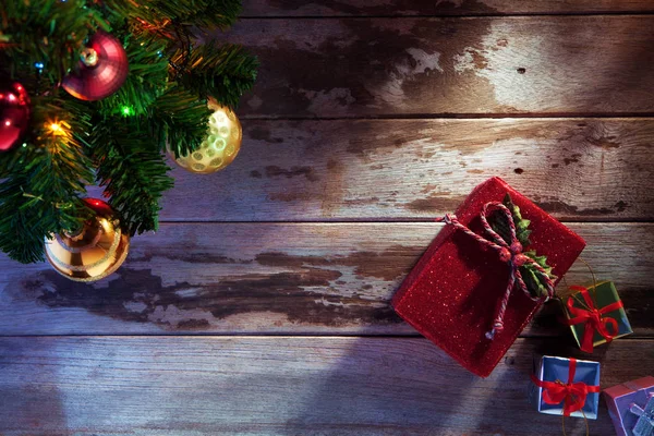 木の背部におもちゃのクリスマス ツリーやライトのビューをクローズ アップ — ストック写真