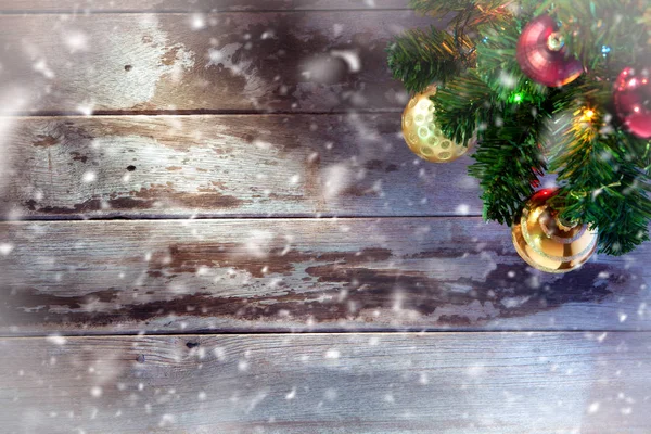 Zár megjelöl kilátás díszített karácsonyfa a fahátfallal — Stock Fotó